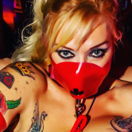 Irresistible Iris nude onlyfans