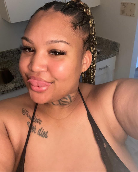 Hennessy Cole onlyfans model