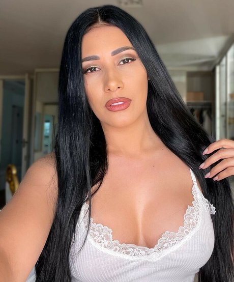 Simone E Simaria onlyfans leaked tits