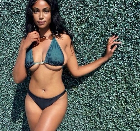 Sophia Cardinez onlyfans strip tease