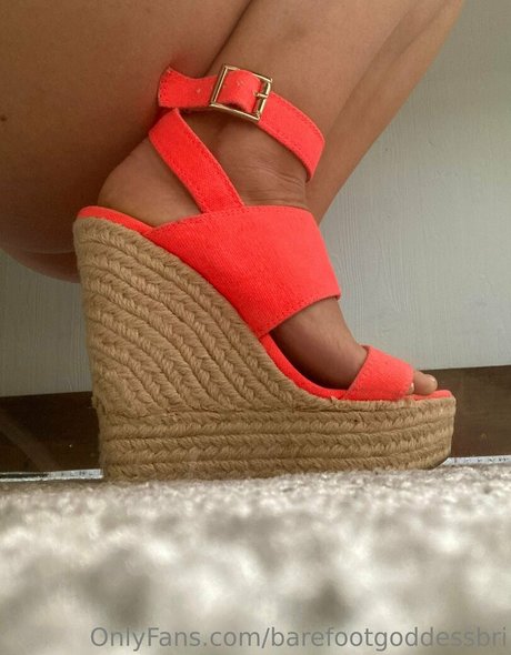 barefootgoddessbri onlyfans public photos