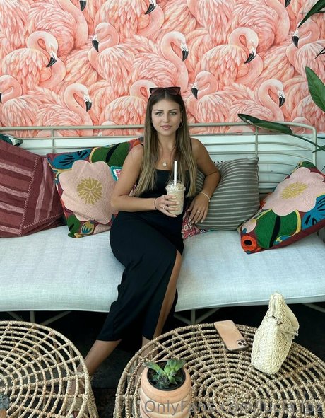 lucia lpz onlyfans striptease