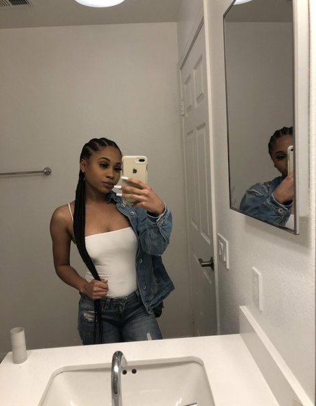 officiallyariaa onlyfans model