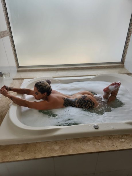 Amanda Aparecida onlyfans fotos