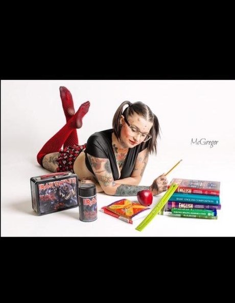 Nylon Dolly onlyfans model photos