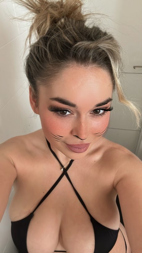 Alexandra Moreira naked onlyfans pics