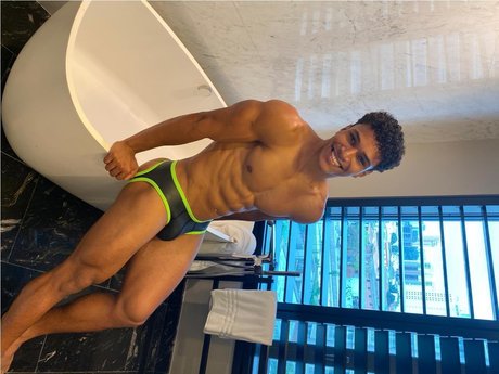 Oli Ferro onlyfans photos