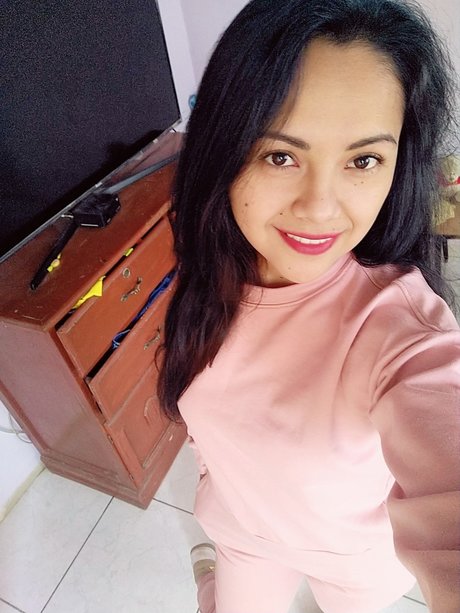 Angela Rojas nude only fans leaks