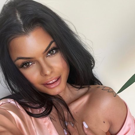 Saraj_ onlyfans tits