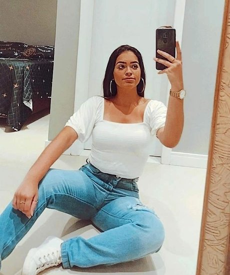 Izabelly Linhares naked onlyfans