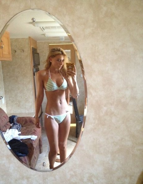 Aly Michalka onlyfans fotos