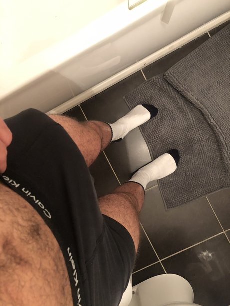 R Hung onlyfans nude content