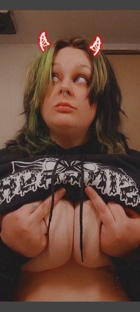 QueenSyn_ nude on onlyfans