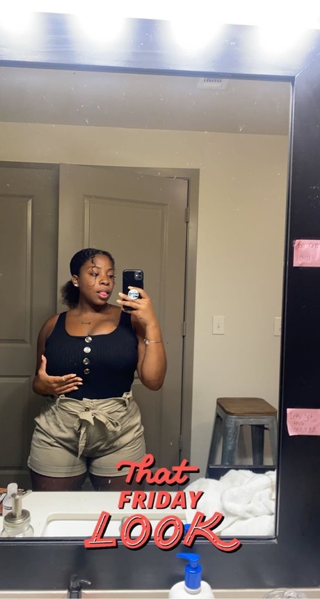 queenlaaur on onlyfans