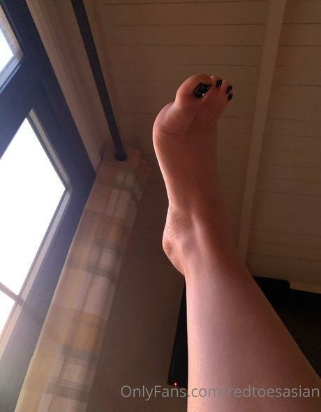 redtoesasian onlyfans striptease