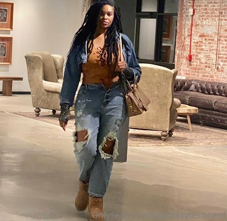 bigbootytechnerd nude onlyfans porn