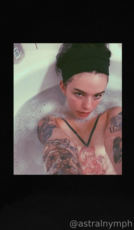 lolaslands onlyfans content