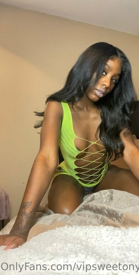vipsweetonyxx onlyfans leajs