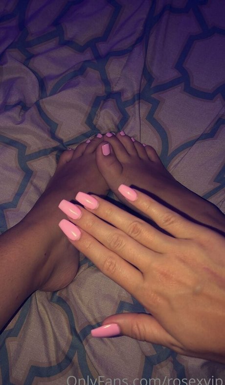 yourgirlfriendrose onlyfans striptease