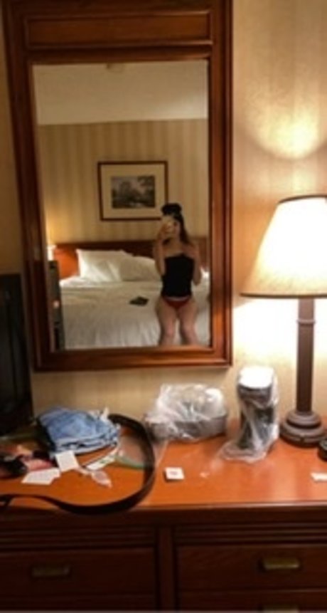 Stella virgin_ onlyfans posts