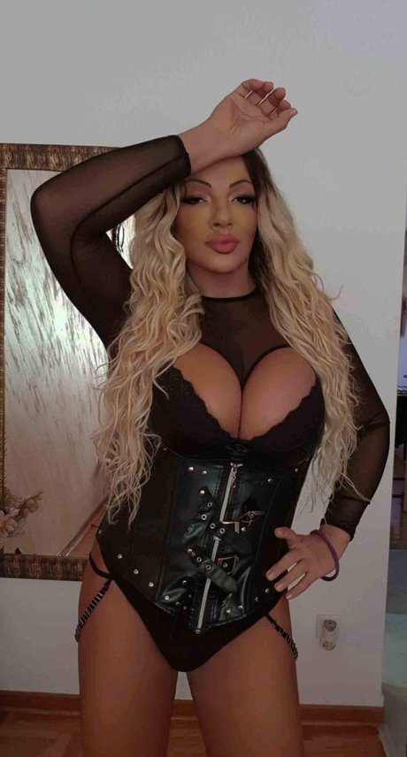 SaraShemale onlyfans model images