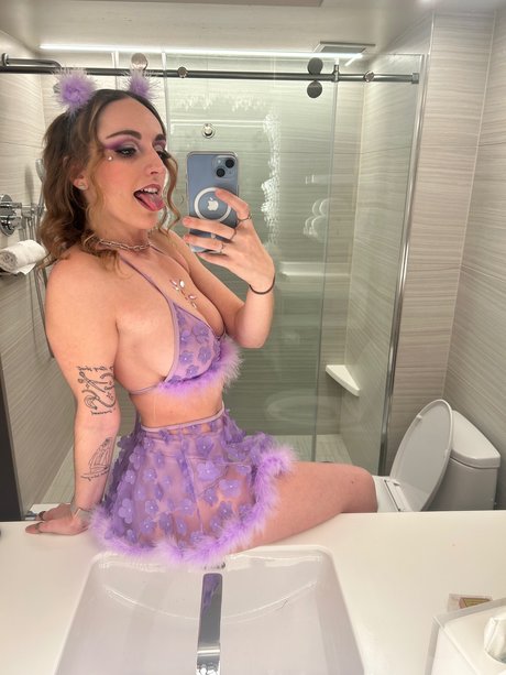 D E M I naked onlyfans