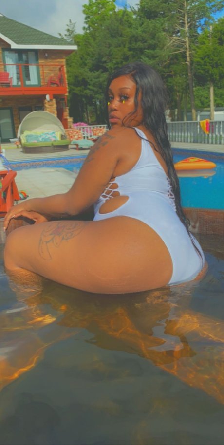 Thatthickbitch onlyfans model images
