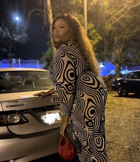 Honey Comb onlyfans boobs