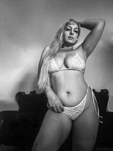 Onecurvyone onlyfans leaked.