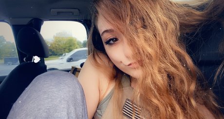 Luh white girl_ only fans nude