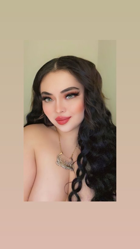 Officialcinnabone onlyfans leajs