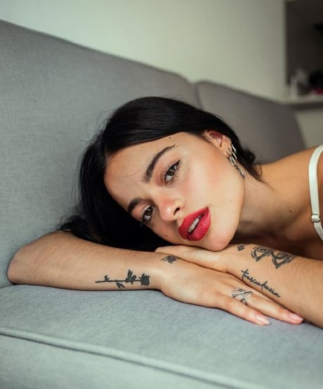 Juli Savioli onlyfans nide