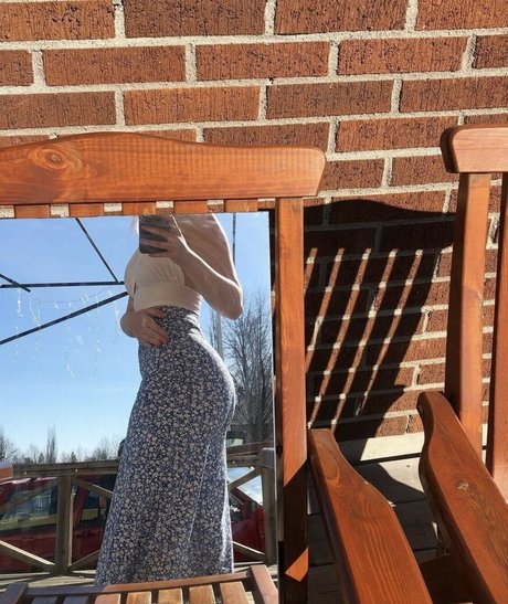 Arielle Burstrom onlyfans strip tease