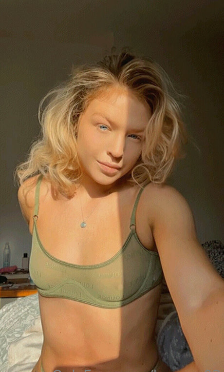 leorose02 onlyfans naked