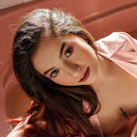 Lucy Gecko strip onlyfans