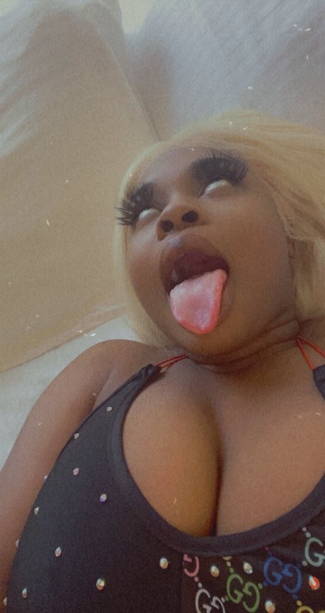 MoeStaxx onlyfans nude tits