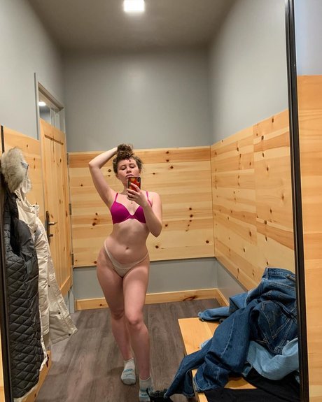 Alyssa Cleversey onlyfans leak