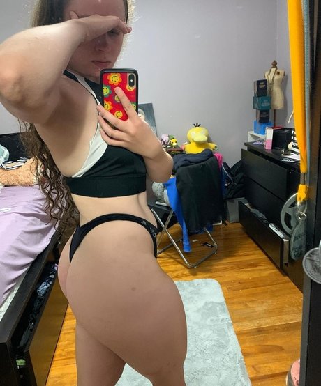 Alyssa Cleversey nude onlyfans