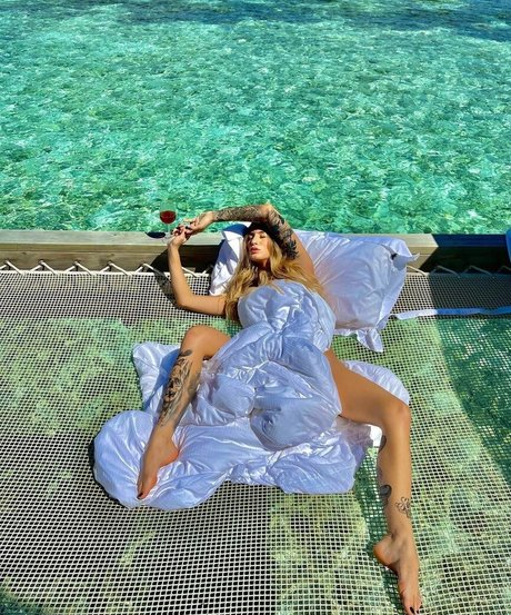 Raissa Bejar onlyfans strip tease