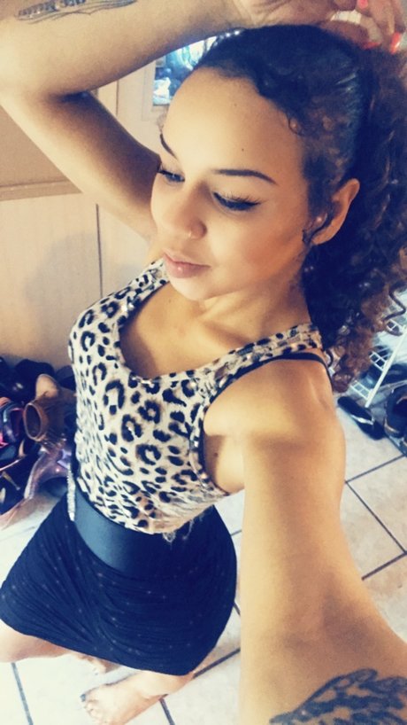 Ray Lynn_ onlyfans striptease