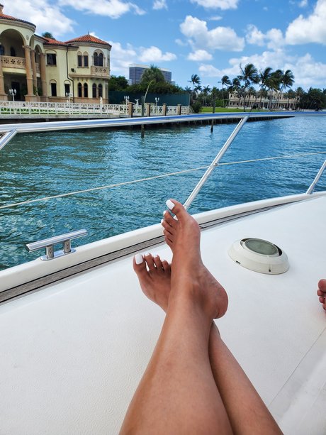 BeautyBelow onlyfans naked leaked