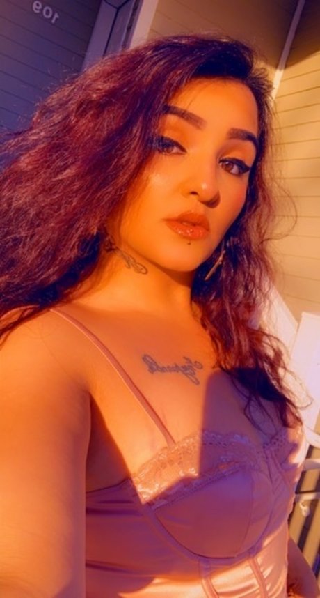 Jasmine Holmes onlyfans topless