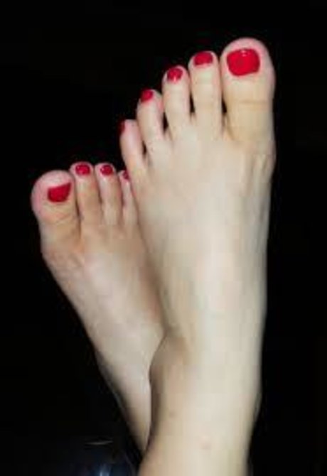 beautiful feet pictures only fans leaks