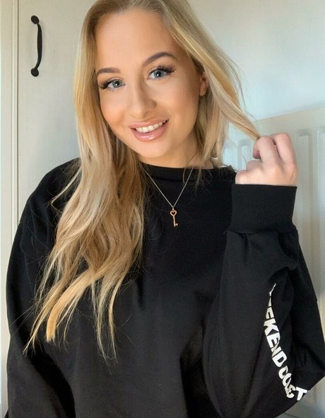 aadrianarose onlyfans model photos