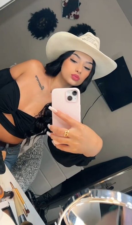 Leslie Emma onlyfans ass