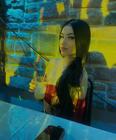 Leslie Emma strip onlyfans