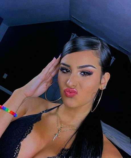 lolalourdes nude on onlyfans