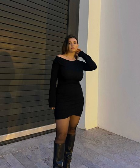 Carolina Neto onlyfans content type