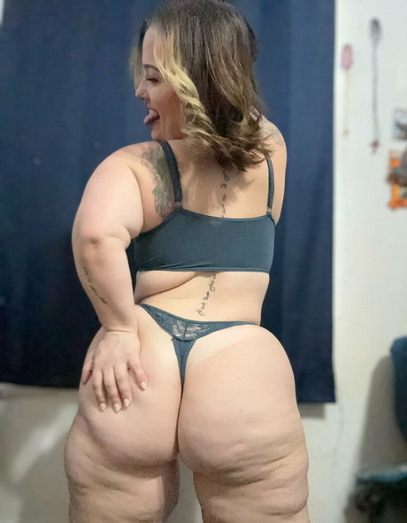 tineeboo leaked onlyfans pictures