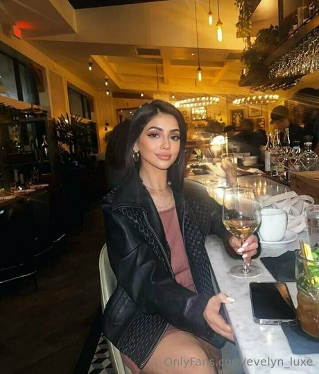 evelyn luxe onlyfans topless